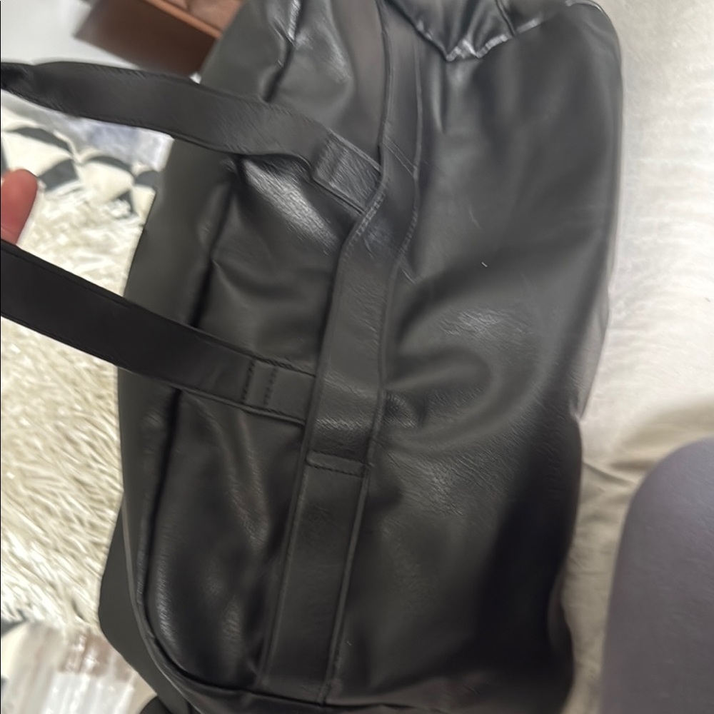 Kenneth Cole Reaction Black Duffel Bag Sleek Professional Design - Picture 4 of 5